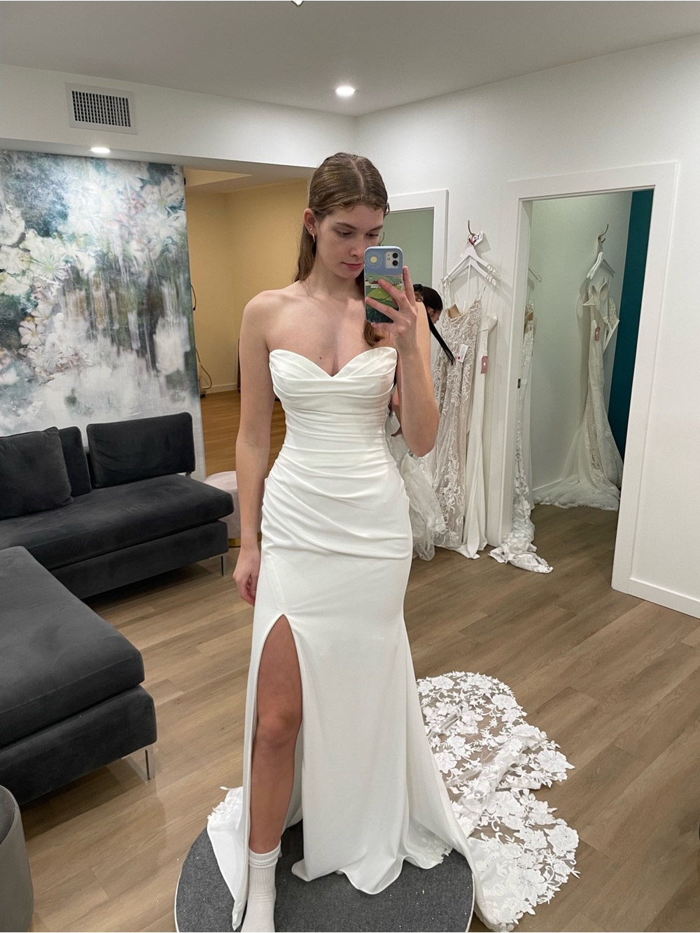 Never Worn Wedding Dress Sweetheart neckline.